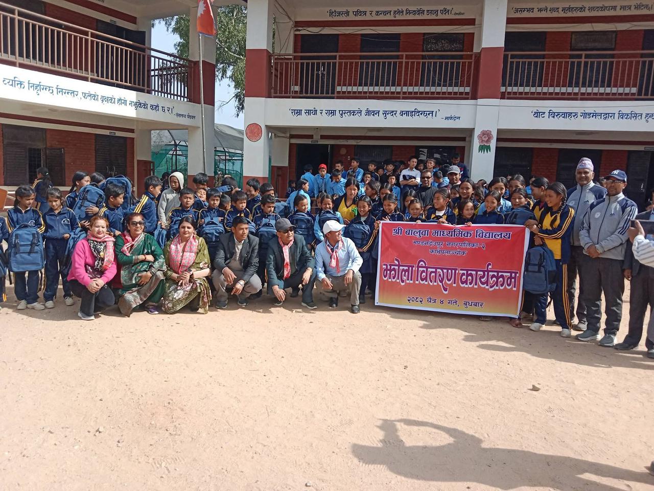 बालुवापाटीका १३५ विद्यार्थीलाई झोला वितरण