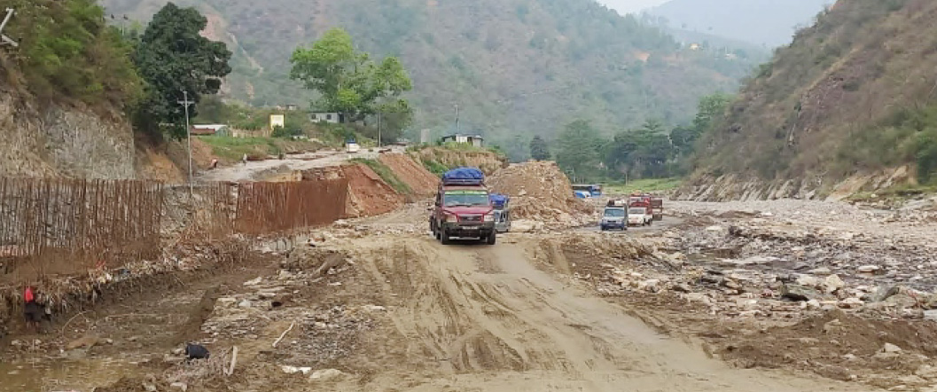 पानी पर्दासाथ हुन थाल्यो बीपी राजमार्ग अबरुद्ध, बाढीले डाइभर्सनहरु बगाएपछि यात्रुहरु सास्तीमा