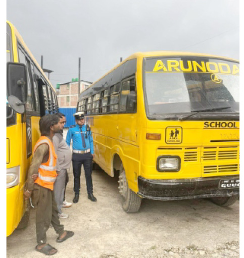 ट्राफिक प्रहरीद्वारा विद्यालय बसको यान्त्रिक परीक्षण